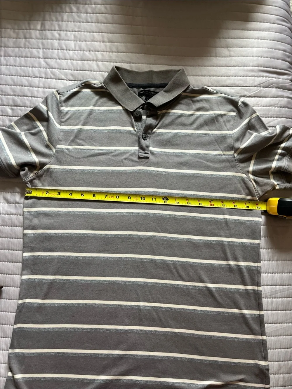 Men’s Banana Republic Gray and White Striped Polo Medium 100% cotton